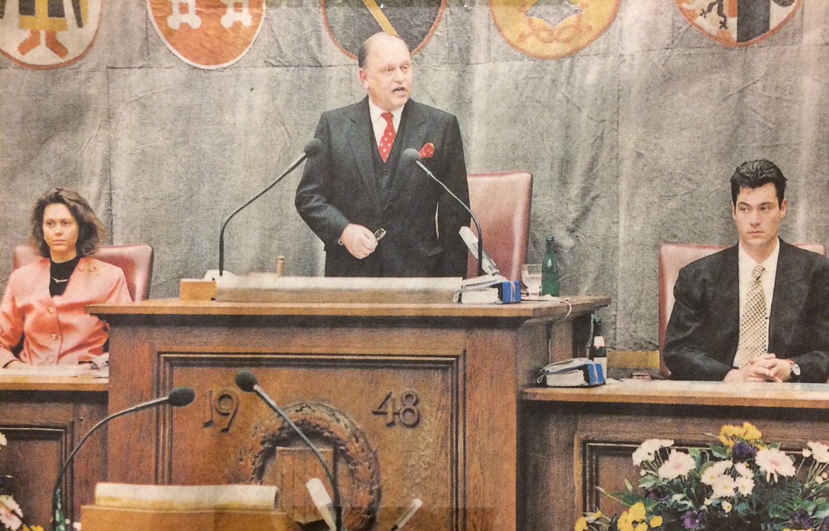 Markus #Söder 1994 als Neuling im Landtag. Die Frisur sitzt. Und ja: Links sitzt Ilse #Aigner 
#CSU <a href="/csu_lt/">CSU-Landtagsfraktion</a> #Banz