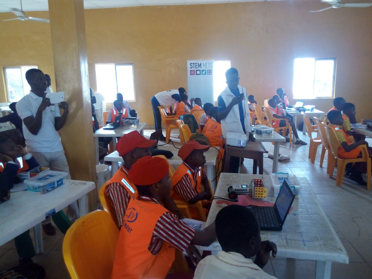 Ebunayo's tweet photo. Session on Robotics, Coding and AI by my students with other schools, teachers with industry experts and my friend @lincolndemo #codeliners https://t.co/c2tG4NKXzq