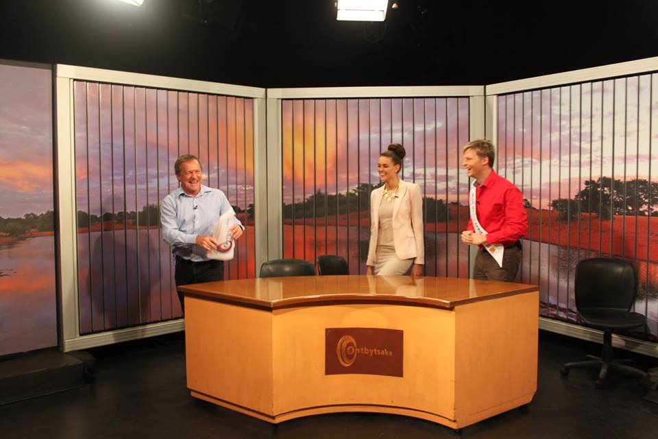 Ons is Saterdag terug op die kassie! En ons eerste gas vir die jaar is die pragtige <a href="/RoleneStrauss/">Rolene Strauss</a> Laas toe sy by ons gekuier het, is sy pas as Mej. SA aangewys (en <a href="/janharmschutte/">Jan Harm Schutte</a> het amper haar 'sash' gesteel.) Intussen het sy groot hoogtes bereik. <a href="/Dawie_Roodt/">Dawie Roodt</a> <a href="/EloiseCupido/">IG: EloiseCupido</a>