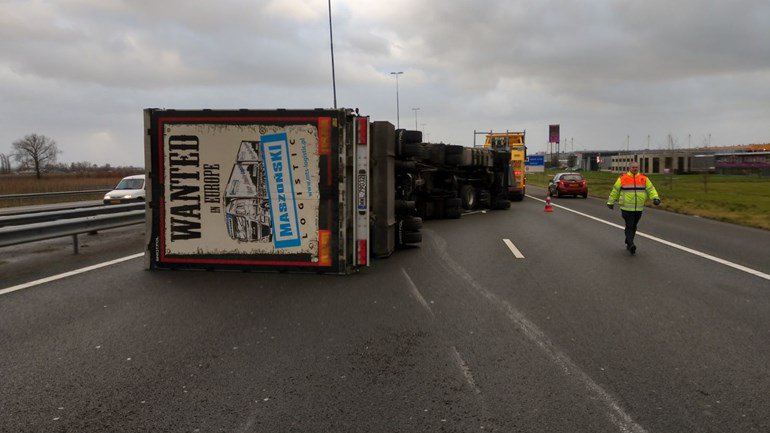 17 trucks have been flipped over in the last hours because of #Severe wind gusts in The Netherlands, and all train traffic has stoped at stations. #Storm #Wind #CodeRood <a href="/spann/">James Spann</a> <a href="/severeweatherEU/">SWE | severe-weather.eu</a> <a href="/StormchaserUKEU/">WEATHER/ METEO WORLD</a>