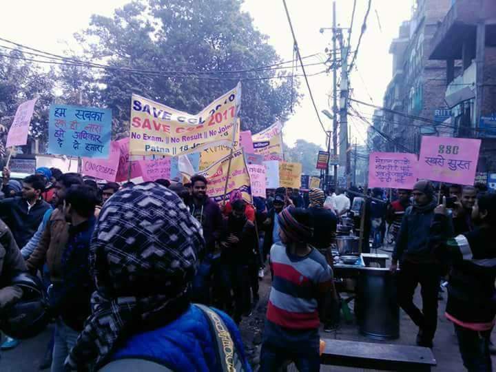 Amarjeet_iti's tweet photo. Ye h modi ji new india. Youth test clear krne k baad bhi joining k liye sdko pr utar rha h. #Save_CGL_16 #save_cgl_2016 @PMOIndia @OfficeOfRG @ravishndtv https://t.co/duPR0uU5vo