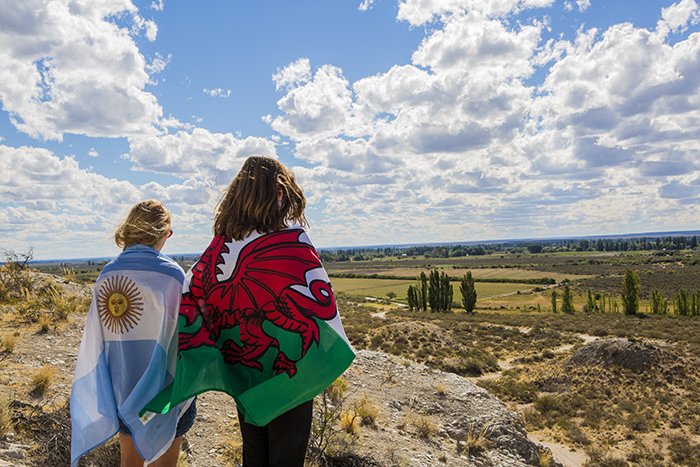 BCouncil_Wales's tweet photo. Three scholarships, worth £2,000 each, are available to learners from Patagonia to study Welsh in Wales this summer https://t.co/62jnfNPMw5 https://t.co/x9Fk1DTQEw