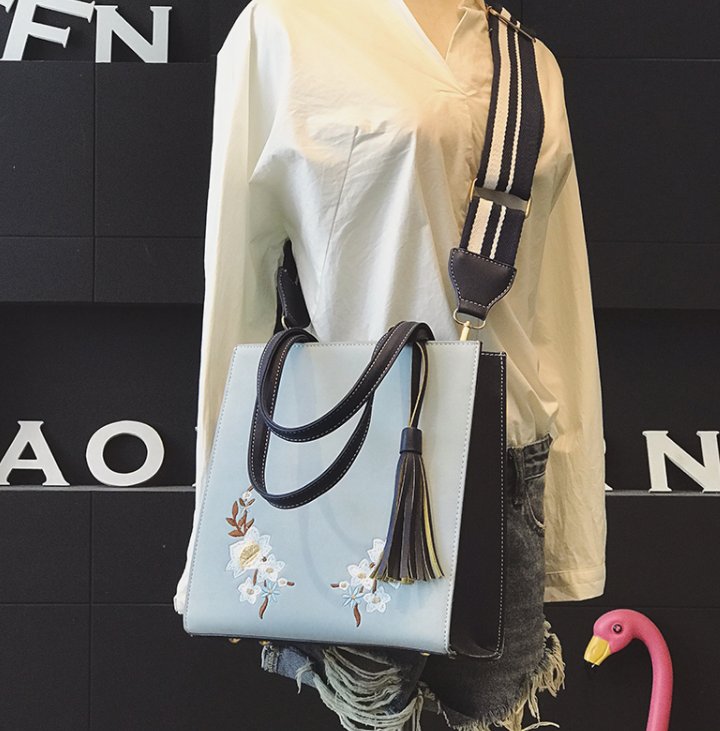 sensenine_09's tweet photo. [RT+팔로♥한분 증정★] [입고예정X]

투톤꽃자수 가방 공구합니다!

가격: 20000 원 (택배비별도+3000) 

사이즈 : 가로25/ 세로27 / 폭11

상세&amp;주문 
https://t.co/X07BjLstY8

[1/23마감] https://t.co/VnvMB4Q1UD