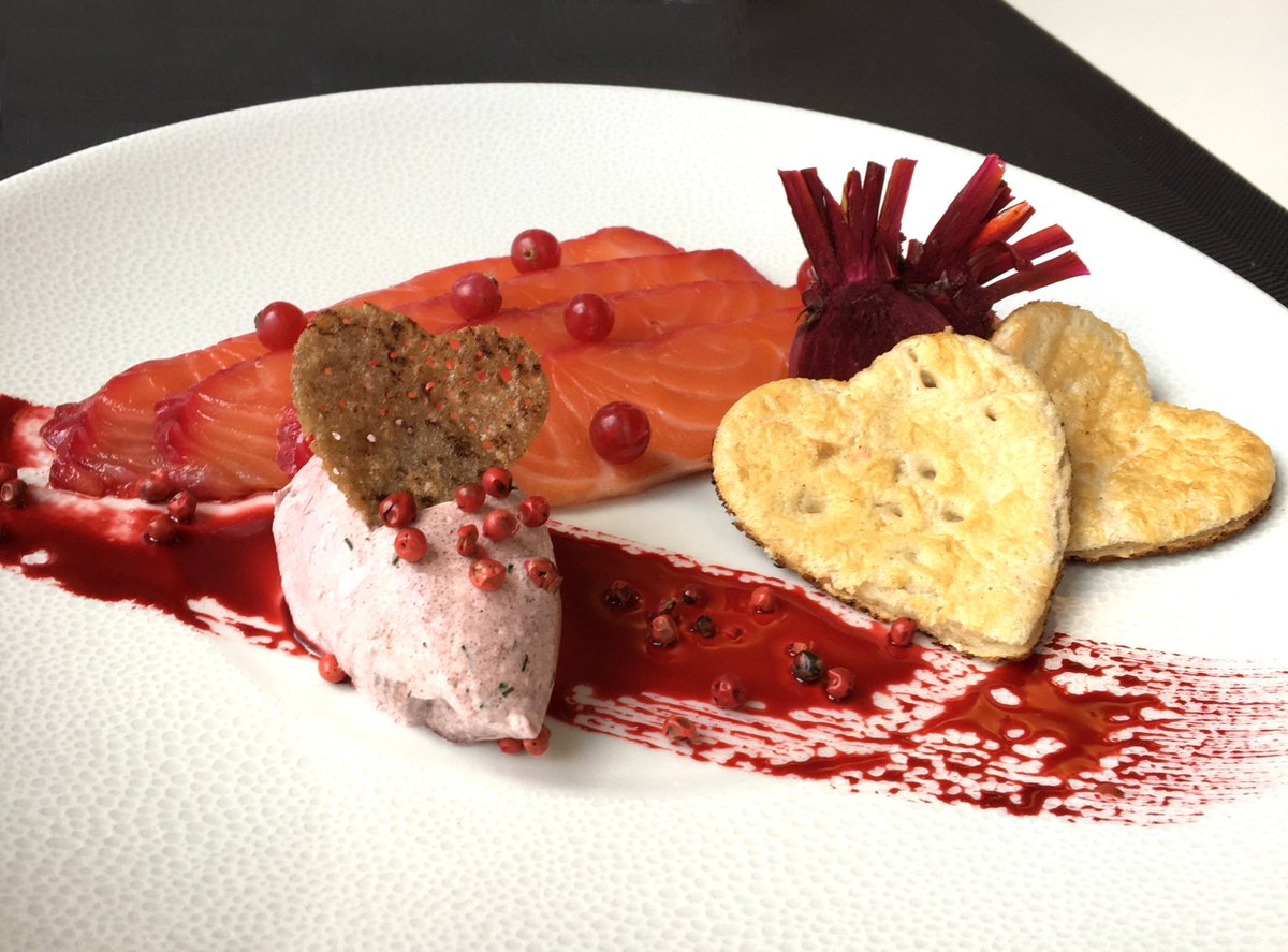 LOperaResto's tweet image. Réservez votre dîner de la #SaintValentin autour d'un menu rose et rouge avec des petits cœurs disséminés par la Chef dans les assiettes / 
Book your Valentine's day dinner dinner around a pink and red menu with small hearts scattered by the Chef on the plates. #14fevrier