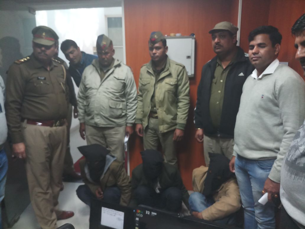 #NoidaPolice थाना सेक्टर-58 व थाना फेस-3 की संयुक्त टीम द्वारा फेक्ट्री में गार्ड की हत्या कर डकैती की घटना का खुलासा 03 अभियुक्त गिरफ्तार, कब्जे से बाइक, 03 तमंचे 315 बोर मय कारतूस, 318500/रू नगद व 125 सिक्के विदेशी मुद्रा के व अन्य सामान बरामद ! <a href="/Uppolice/">UP POLICE</a>