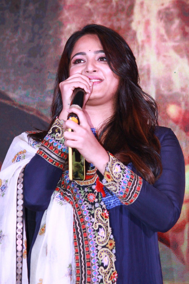 kalakkalcinema's tweet photo. #Anushka speaks about #Bhaagamathie
https://t.co/nscTO9XYRC
@UV_Creations @abineshelango @kegvraja @StudioGreen2 @MusicThaman #Anushka #AnushkaShetty @meramyakrishnan #MegaEventStudioGreen @Lyricist_Vivek @nasser_kameela @SevenSri https://t.co/Dh4bIu3OBG