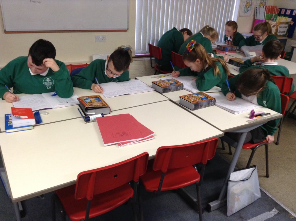StMarysCIW's tweet image. Y5 using a picture as a stimulus for writing. We love reading Hugo @EASEnglishTeam @brianselznick #gettingitwrite#learningpathways