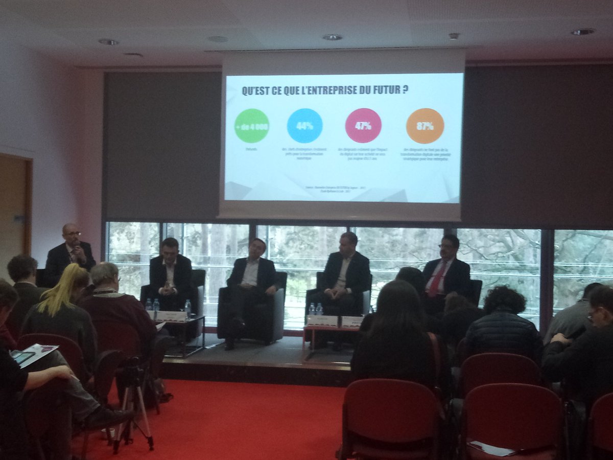 Julie_PR_PUB's tweet photo. En direct de la conférence de presse du congrès #EDFutur avec @CCLDRecrutement #MakeManagementGreatAgain https://t.co/MJ8v5paCWS