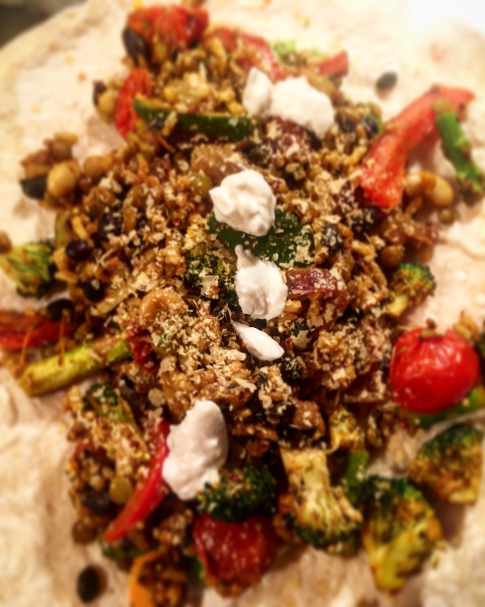 TRIplantbased's tweet photo. #wraps last night filled with #veggies *Turmeric*Smocked Paprika*Cumin*Hot Chilli Powder. Topped with @FollowYourHeart Vegenaise😋🌱
•
#triplantbased #plantbased #vegan #plantpower #dinner #vegenaise #healthyfood #cleaneating #veganuary #veganfoodshare #whatveganseat #veganfood https://t.co/aDv7FtR9he