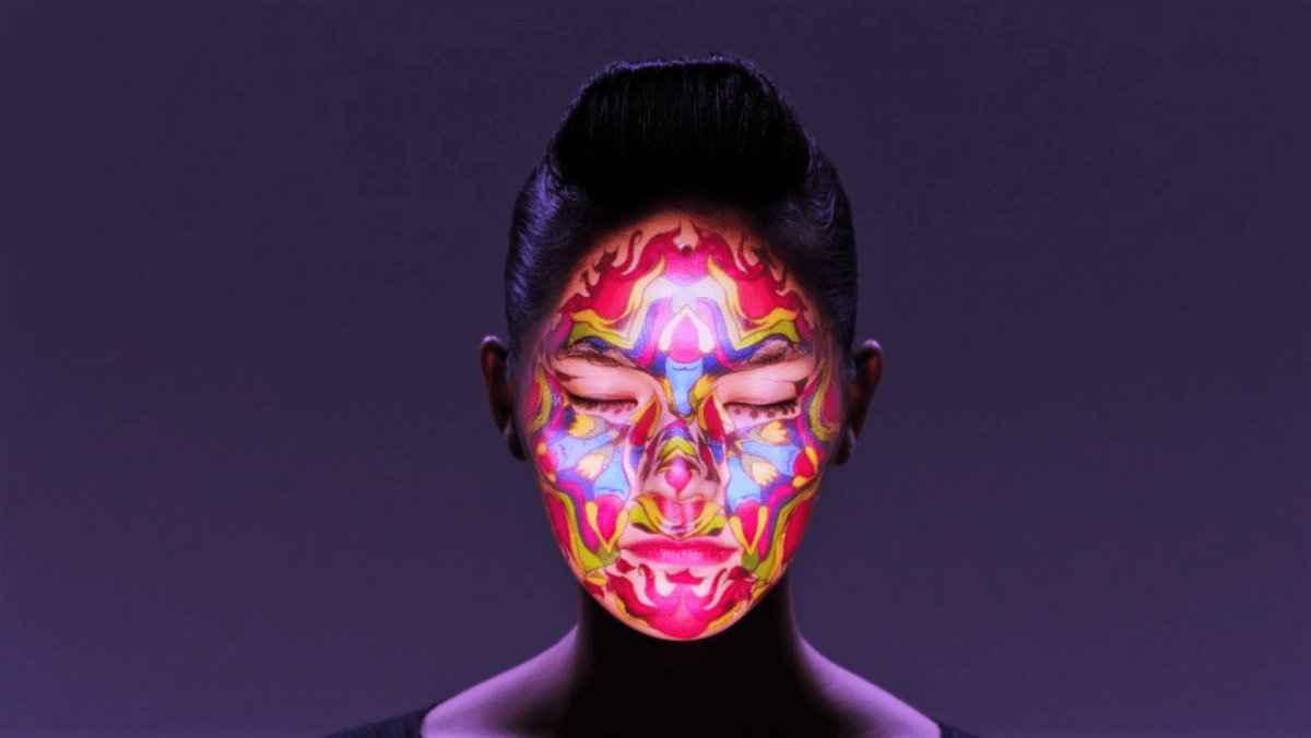 QFeslaC's tweet photo. Este artista proyecta su arte sobre la cara y crea fantásticos diseños vivos 
https://t.co/QqAmiEktIm https://t.co/WxhLtMICLI