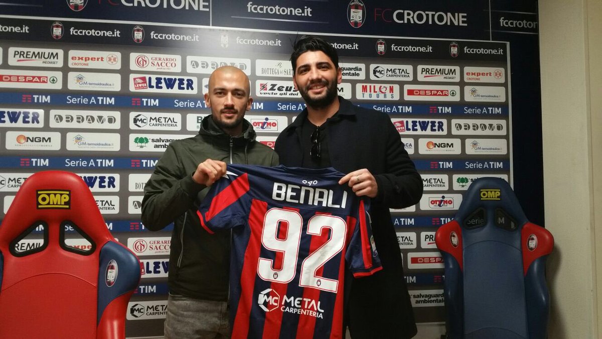 GrSports's tweet image. In bocca al lupo per la tua nuova avventura @AhmadBenali! Inizia il viaggio col @FcCrotoneOff 👍🏻⚽️👏🏻