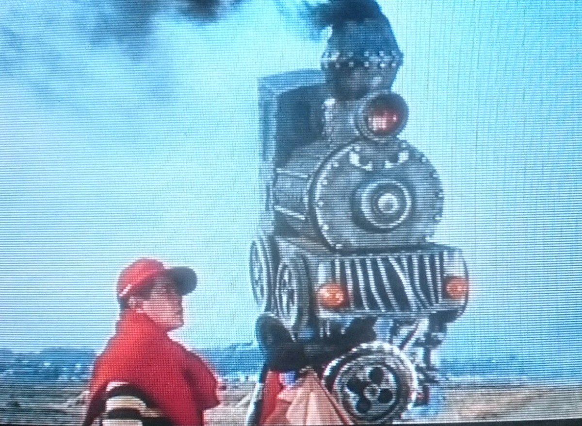 サナトリウム 不思議博物館 ゴレンジャー の機関車仮面 車道を走る もしかして歩道 し新幹線よりも早い ゲリラ撮影 っぽいシーンもある その目的はゴレンジャー基地の探索