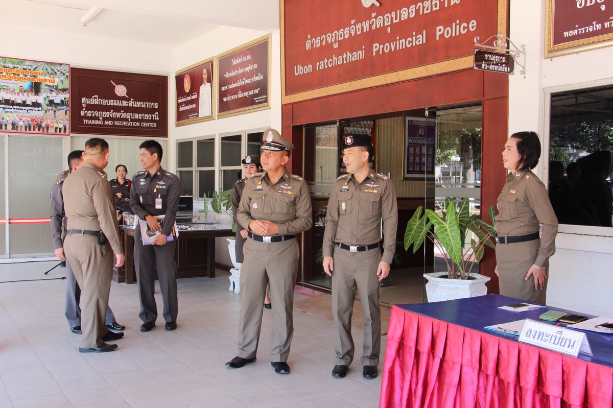 PoliceRegion3's tweet photo. พล.ต.ต.คีรีศักดิ์ ตันตินวะชัย รองบัญชาการตำรวจภูธรภาค 3/รองหัวหน้าคณะทำงานฯ และคณะทำงานฯ ตำรวจภูธรภาค 3 เดินทางมาประชุมสรุปผลการตรวจติดตามการขับเคลื่อนการยกระดับฯ ของสถานีตำรวจในสังกัดตำรวจภูธรจังหวัดอุบลราชธานี https://t.co/Hkkw0DWcF1