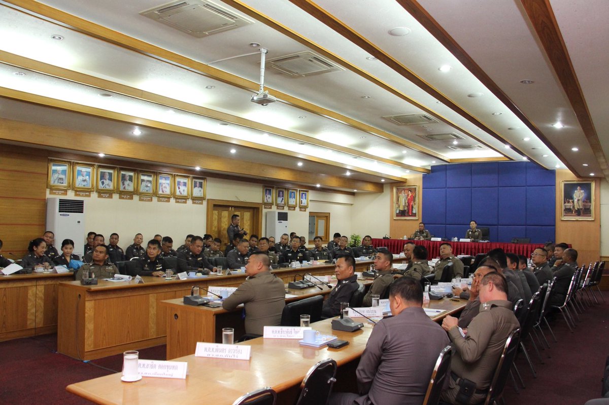 PoliceRegion3's tweet photo. พล.ต.ต.คีรีศักดิ์ ตันตินวะชัย รองบัญชาการตำรวจภูธรภาค 3/รองหัวหน้าคณะทำงานฯ และคณะทำงานฯ ตำรวจภูธรภาค 3 เดินทางมาประชุมสรุปผลการตรวจติดตามการขับเคลื่อนการยกระดับฯ ของสถานีตำรวจในสังกัดตำรวจภูธรจังหวัดอุบลราชธานี https://t.co/Hkkw0DWcF1