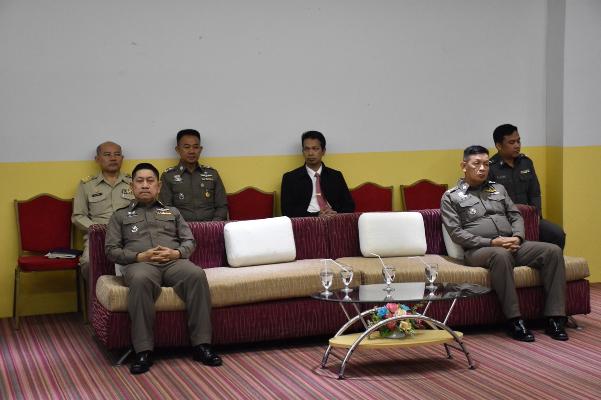 PoliceRegion3's tweet photo. พล.ต.ท.ดำรงศักดิ์ กิตติประภัสร์ ผู้บัญชาการตำรวจภูธรภาค 3 ประธานพิธีเปิดโครงการอบรมชุดปฏิบัติการในการดำเนินคดีในข้อหาสมคบ สนับสนุนช่วยเหลือ ตาม พ.ร.บ.มาตรการในการปราบปรามผู้กระทำความผิดเกี่ยวกับยาเสพติด พ.ศ.2534 https://t.co/wT6T0PQzXG https://t.co/tv8hjok7pF