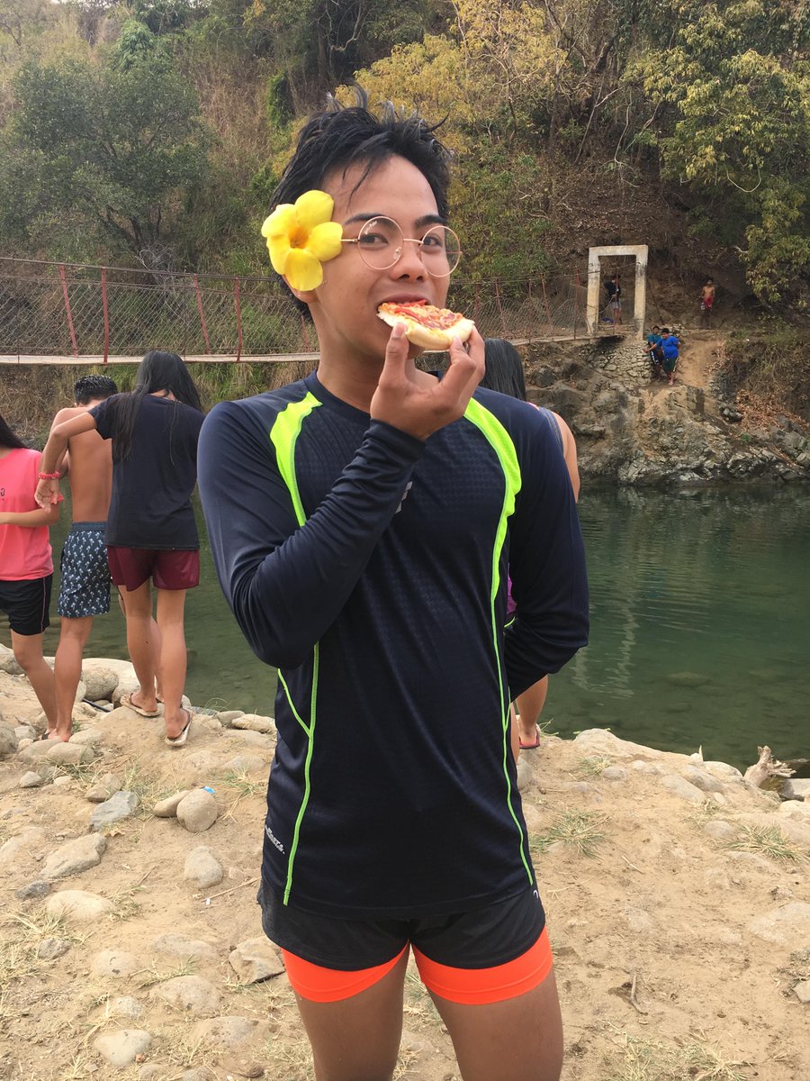RModomo's tweet photo. Why can't someone look at me the same way I look at pizza🤙💯🍕 https://t.co/uGkyhc95rL