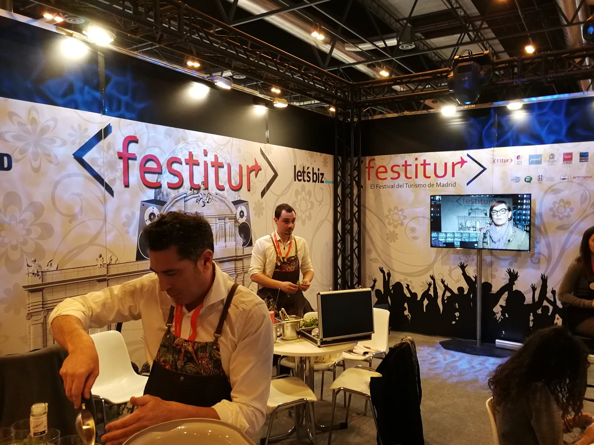 VidaDeMadrid's tweet photo. Ya vamos de mojitos en el stand #festitur #madrid en #fitur2018 . Espíritu de noches madrileñas https://t.co/92me7qudMN