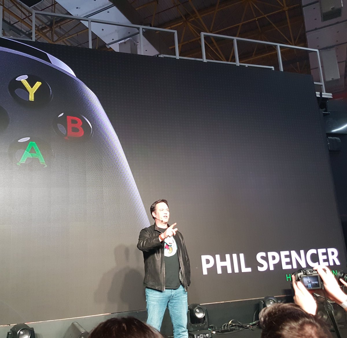 Paulo___Mendes's tweet photo. Esse dia foi incrivel!
Participei da #XboxFanFest e lá estava o mito Xboss Phil Spencer 💚💚
#tbt #BGS10 #XboxBGS https://t.co/d29uquJPch