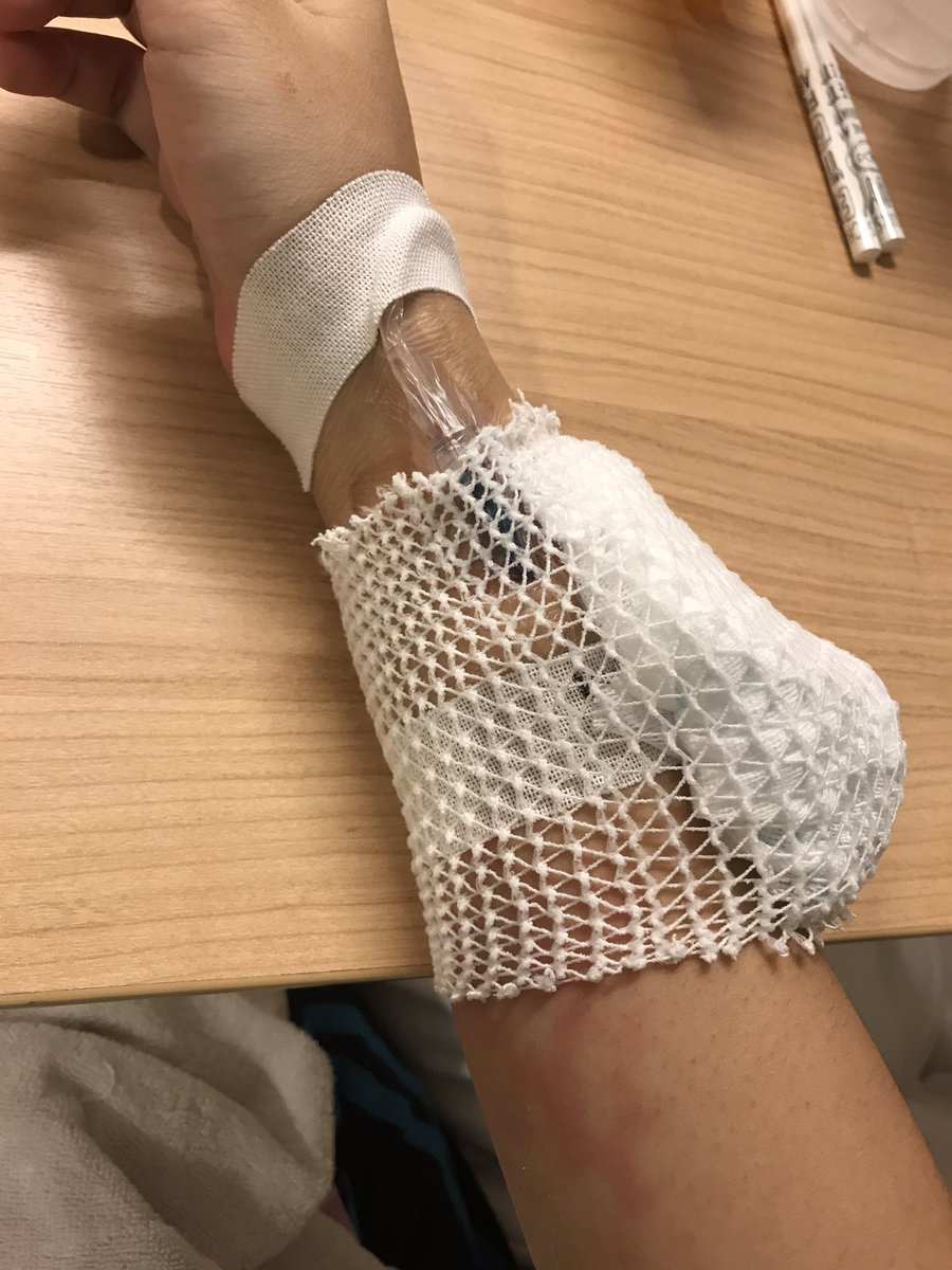 さとん なんか病気をやっつける細胞が ほとんどないらしい 採血両腕から2本 尋常じゃない量 太ももからも採血され 点滴は2本 30分くらいで終わり 飲み薬4錠 お腹に注射1本 これで熱を下げるのと 抗体を作る効果があるらしい とりあえずなんでもいーから 針