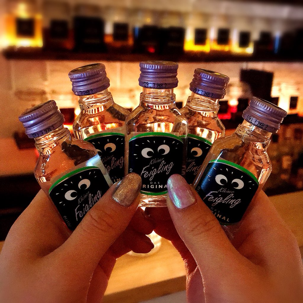 中田ナオキ 薬酒bar Toyohashi En Twitter 日本初上陸 クライナーファイグリング 入荷です 片手に収まるカワイイ小瓶を キンキンに冷やして ショット スタイルでそのまま飲む アルコール度数 度と お酒の弱い方にも飲みやすい いちじくフレーバーの 爽やか