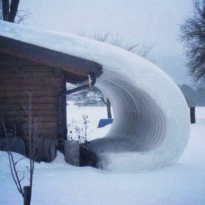 vdpluijm's tweet photo. Wow. Both frictional and plastic behavior in a single take ... and a reminder of the weather we are having in the Northeast. Icy snow slides from a sloping roof and folds on the ground (New Hampshire, US). https://t.co/KolVCW6rui