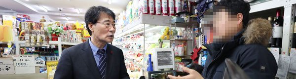 장하성 靑실장 "임금 올라가야 쓸 돈이 생기죠"
김밥집 종업원 "장사 잘돼야 편히 월급 더 받죠"
장하성넘이 김밥집 종원에게 쓴소리를 들었덴다. 지넘 딴에는 임금이 오르면 종원원이 좋아할줄 알고 임금이 올라야 한다고 하니
장사가 안되는데 어떻게 임금을 올려 주냐고 핀잔을 들었덴다