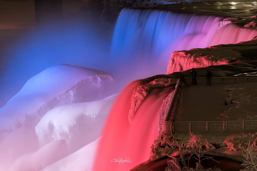 christine_chess's tweet photo. Think they're scoping out a new toboggan hill or what?! #niagarafalls #niagarafallsphotographer #NikonCa #frozenamerica #freezeframe #frozenNiagara https://t.co/iZnWv2GEii
