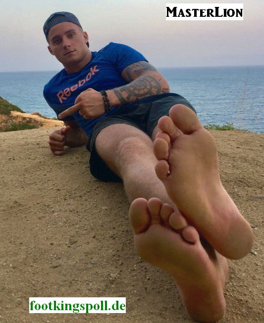 kingtim2012's tweet photo. First #musclestud and #footmaster from Estonia is the 23yo #masterlion a #hunkalpha with hot #malefeet vote for him on #footkingspoll https://t.co/nCZVhodXnA https://t.co/TZzOjx82JJ