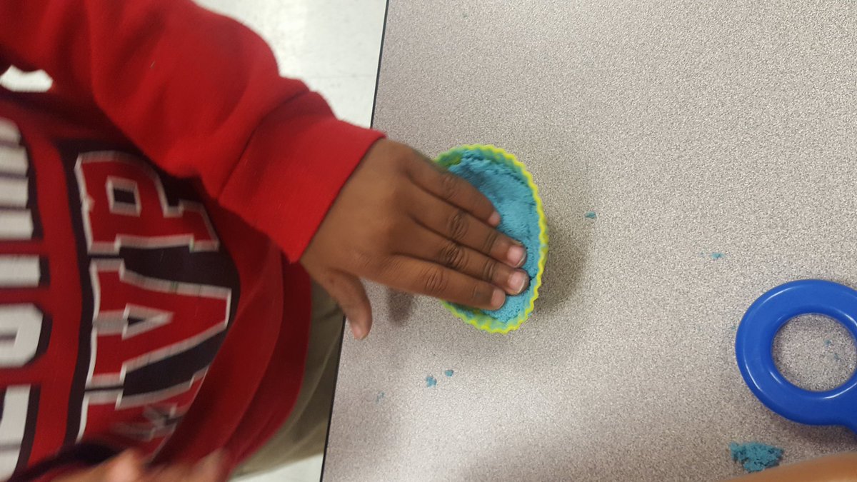 PreKTeacher22's tweet photo. Exploring baking tools and "baking" cakes and cupcakes with sand! @mrsmc_ees @MadCoSchools @DKS4PV @EndeavorCubsPTA https://t.co/ioQqkHNu5J