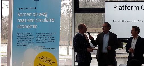 RijksvastgoedNL's tweet photo. Circulaire economie in bouw &amp; infrawereld staat nog in de kinderschoenen. Het gaat daarbij om andere materialen &amp; anders ontwerpen en over nieuwe &amp; andere vormen van samenwerking. Tijd voor opschaling vinden @rijkswaterstaat &amp; RVB met #PlatformCB23.

https://t.co/EZL05XJTgi https://t.co/Ojtyx8GTlu