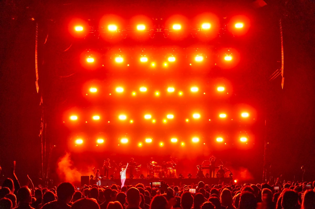 TheRobeWay's tweet photo. When #Maroon5 took the stage for their #NYE celebration #designer Brian Jenkins created a powerful #lightingdesign with a rig full of @Robelighting including 74 #Pointe, 66 #BMFL WashBeam, 12 #BMFL Spot, and 34 #ColorStrobe luminaires provided by #DelicateProductions. https://t.co/HJp9yk1ewP