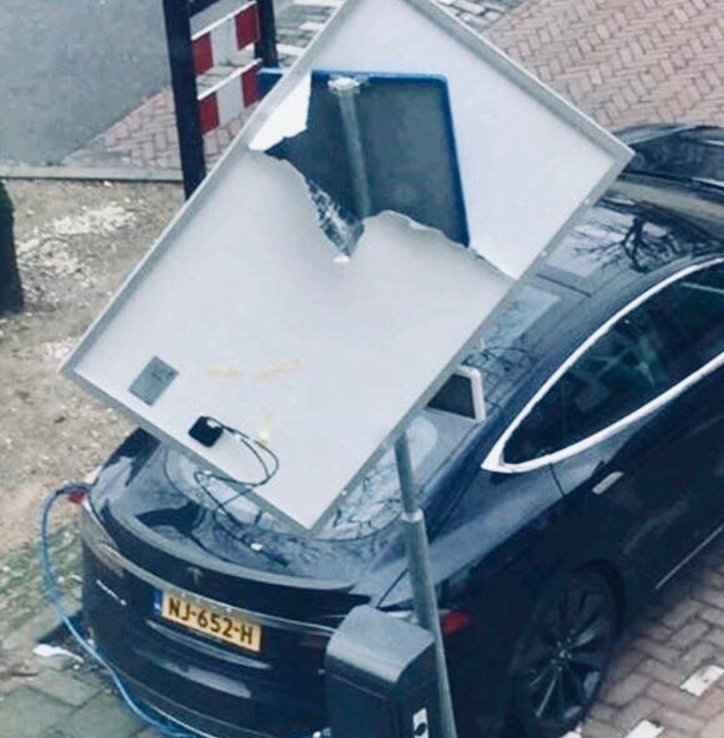 TrafficSupplyNL's tweet photo. Onze duurzame, hufterproof, aluminium borden overleven zelfs een aanslag van een zonnepaneel !! #storm #infra #verkeer #schade https://t.co/upSUNwW0bk