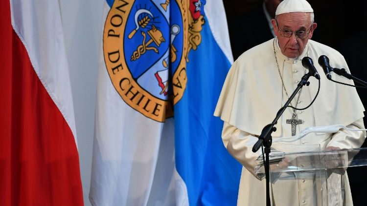 CEVmedios's tweet photo. Papa Francisco a universitarios: pongan el conocimiento al servicio de la vida #Fco18 #ModoPapa https://t.co/CYCyrJliFa … https://t.co/W0nbH4Sfao