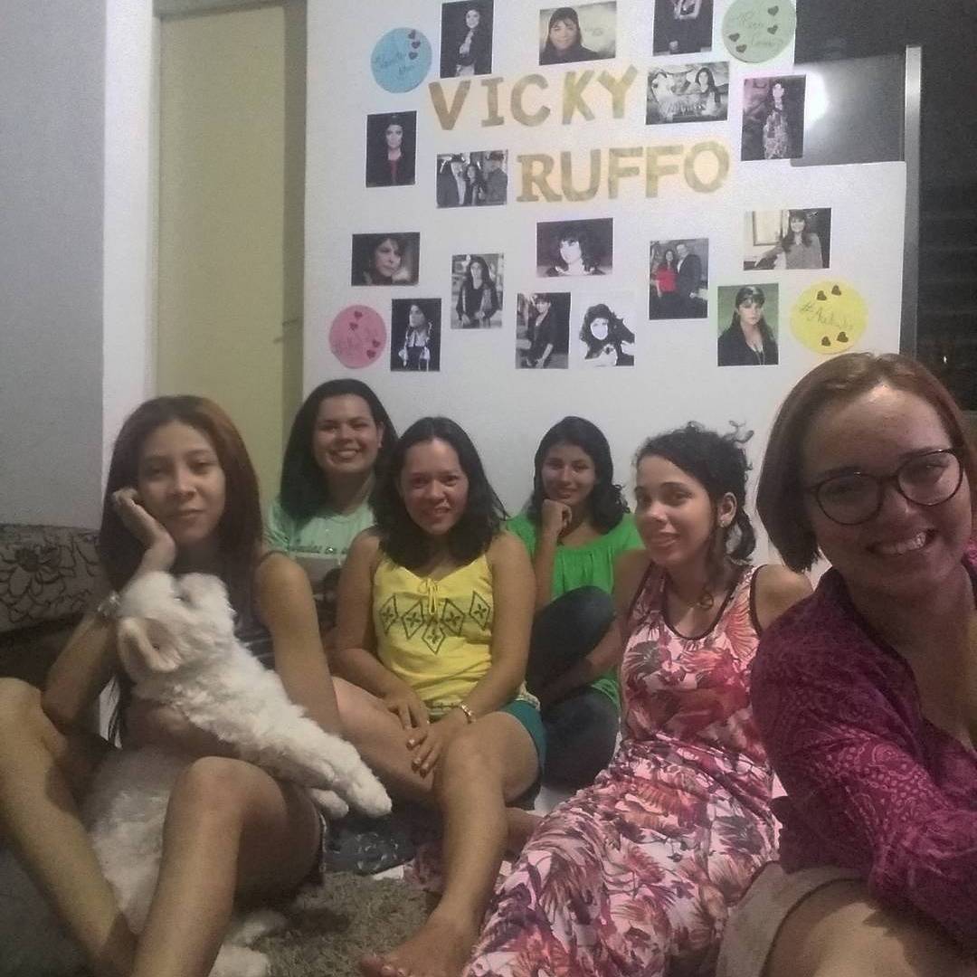 AmazonRuffoP's tweet photo. Que tiro foi esse, viada @victoriaruffo31 ? Quem poderia imaginar que há três anos esse grupo iria compartilhar tanto sofrimento que é chorar nas telenovelas. Sim, pode parecer 20 AÑOS, mas são apenas 3 anos de muito amor e sofrência. 😍💕 #3AñosAmazonRuffoPower https://t.co/JdgdWBjKdO