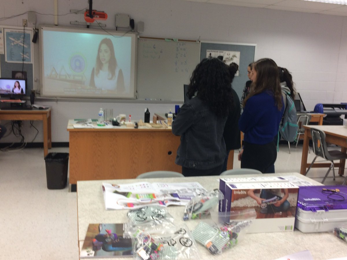 AndreaRelator's tweet photo. Girls on the Map inspired by @ayahbdeir ππ½ββοΈ at #tech workshop played with @littleBits and product design in #makerspace #grlmap #stem #sdg5 @TeachSDGs #wwyoutellher @WOMAP @DesignMakeTeach https://t.co/HWS5aMcXr4