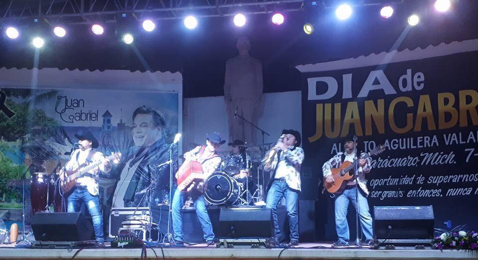 TorresMusicMx's tweet photo. Parácuaro Michoacan, mil gracias por la invitación a celebrar el Día del maestro Juan Gabriel con ustedes, un placer nos vemos pronto. #GrupoPokar #TorreMusicGroup https://t.co/EGUwm6i1nM