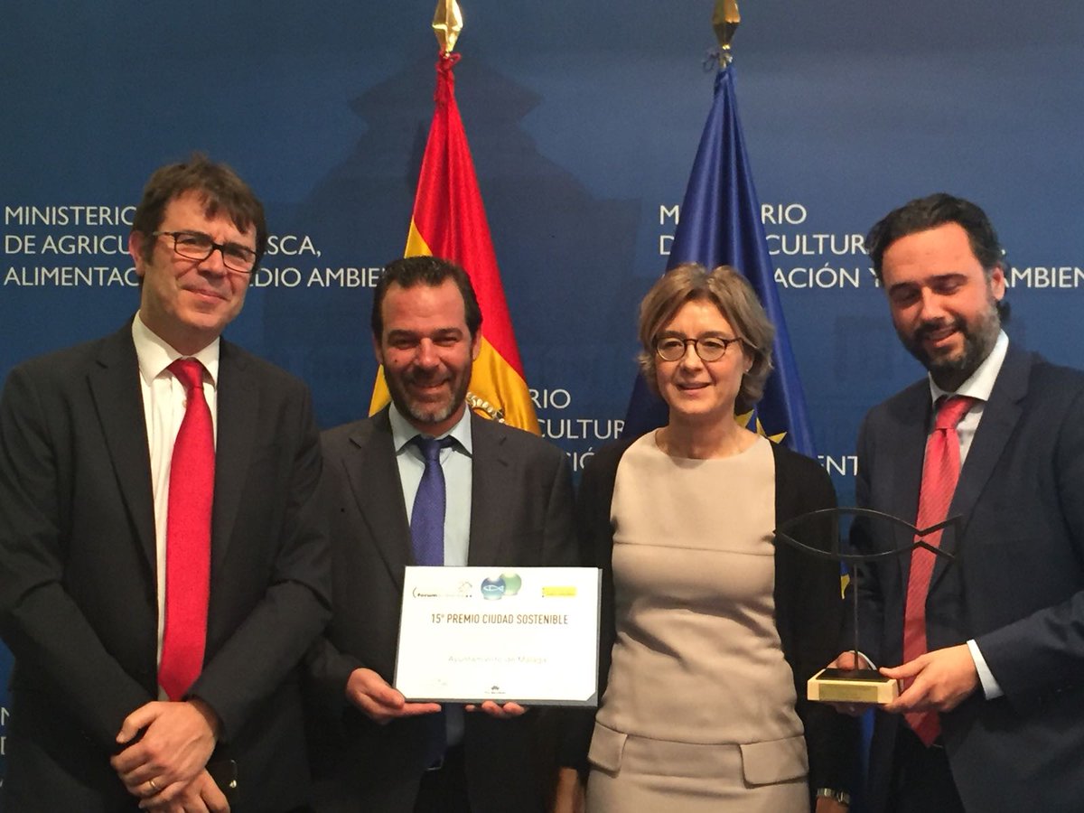 UrbanClouds_ES's tweet photo. ¡Hoy tenemos mucho que celebrar, mirad qué feliz sale nuestro CEO @epsdaniel! @malaga ha sido premiado en los Premios Ciudad Sostenible en la categoría de Calidad de aire con el proyecto #CURMOS (Correos Urban Mobile Sensor), diseñado por @UrbanClouds_ES con @Correos https://t.co/GaMUdeacPe