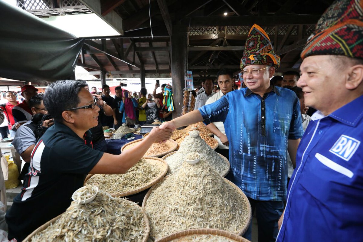 NajibRazak's tweet photo. Jalan-jalan di Pasar Donggongon Penampang, makan buah-buahan tempatan dan air kelapa segar, sedap bah!

Bagi menaik taraf pasar ini, sukacita saya umumkan peruntukan RM8.5 juta. Insya-Allah, Sabah akan terus maju bersama @barisanasional! https://t.co/hWKlUl7cvV