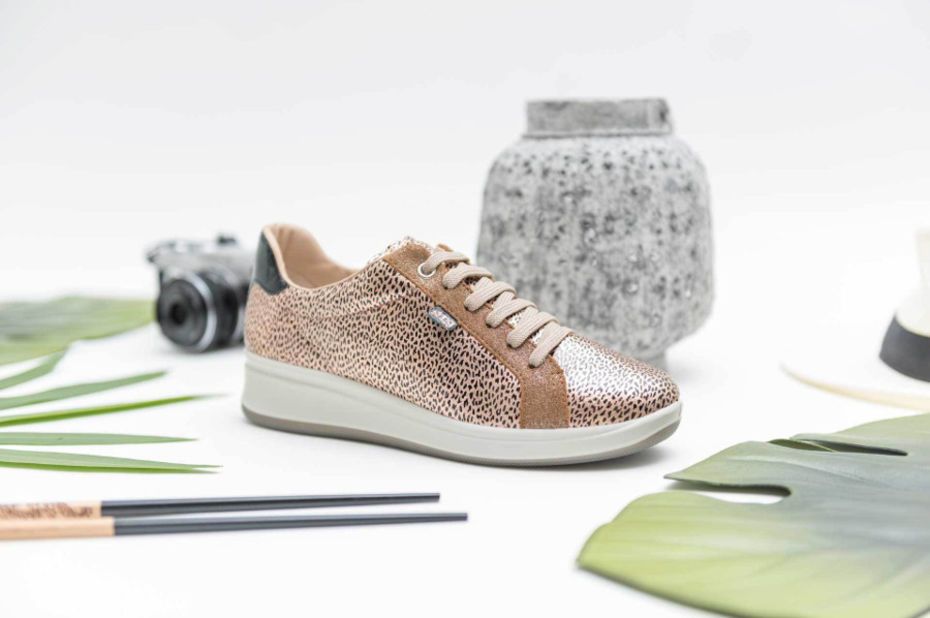 AFCuir's tweet photo. [ #SAVOIRFAIRE ] Comment la #startup @Evone_shoes a mis au point une #chaussure connectée, fabriquée par #parade du groupe @Eram_shoes, pour aider les #seniors à rester autonomes ? via @LUsineDigitale https://t.co/oAZHcbSTSz #fashiontech #madeinfrance #modeconnectee https://t.co/97v9W1dQJL