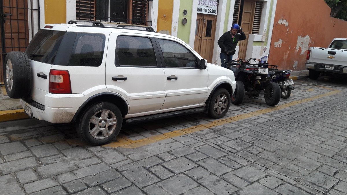erick_iris's tweet image. DJG-49-17 calle 63 ÷16 y 18 centro bloqueado el estacionamiento d motos.