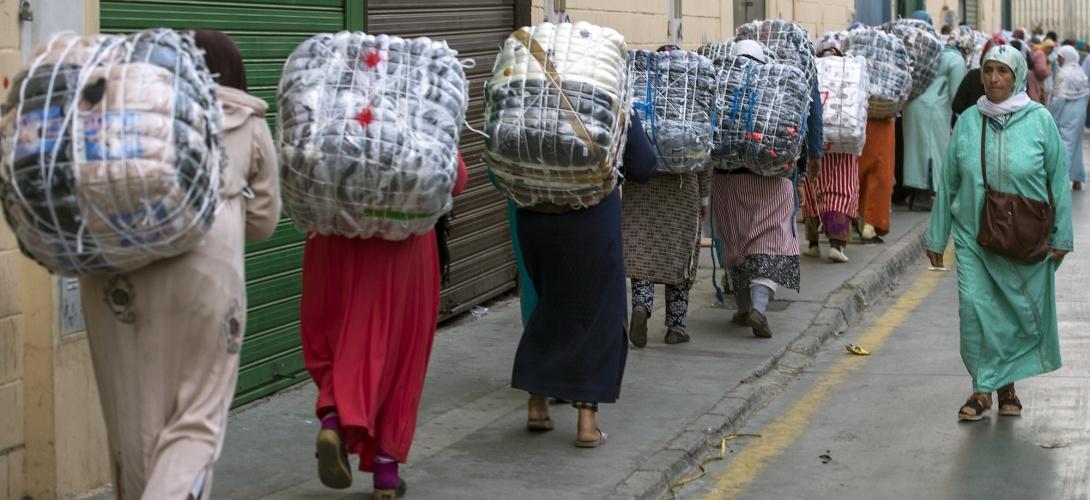 Le travail inhumain des femmes-mulets entre Ceuta et le Maroc bo.slate.fr/grand-format/f…