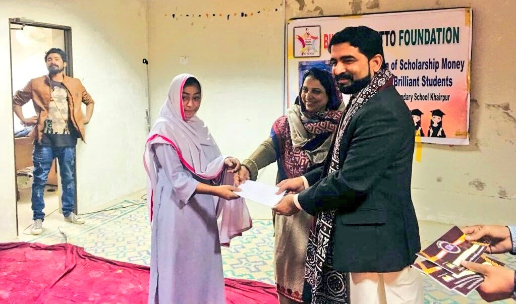 M_Nazim3630047's tweet photo. CEO @BBZFoundation Mr. @Fida_Wassan Distributed scholarship to poor and brilliant students at Girls High School Khairpur #WomenEmpowerment 
@BBhuttoZardari @BakhtawarBZ @AseefaBZ @SeharKamran https://t.co/h61VgFqjC8