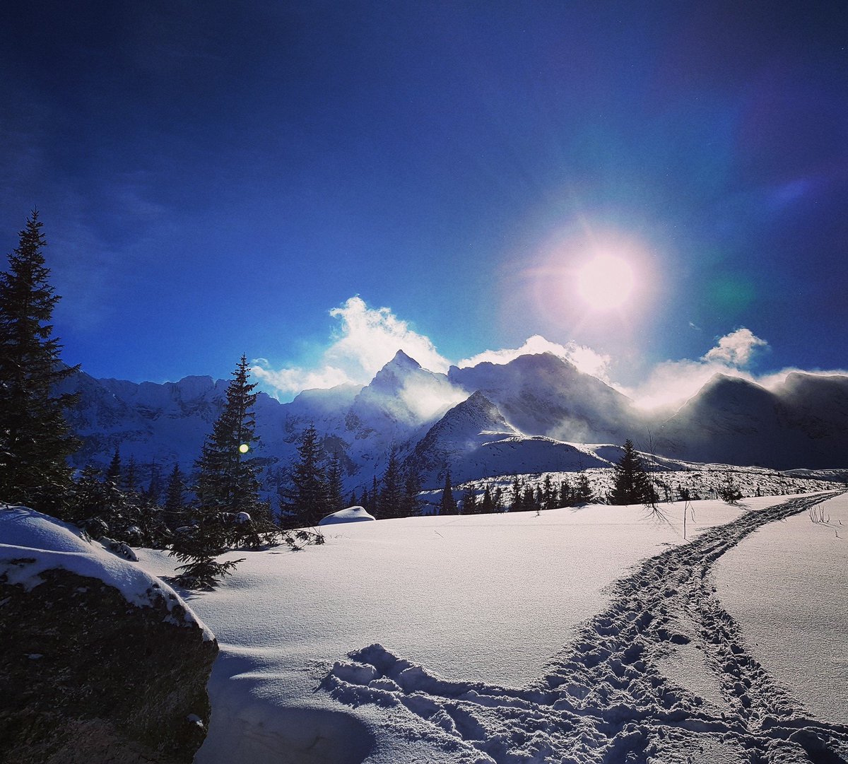 MeteoprognozaPL's tweet photo. Jeszcze godzinę temu w #Tatry było błękitne niebo choć już wiało na górze. Fot. Fb-Skialpinizm https://t.co/uDCNEH0WPo