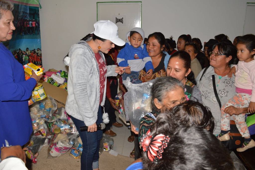 Cintalapanecos's tweet photo. Continúa Ana Laura Romero con entrega de ayuda humanitaria en #Jiquipilas https://t.co/I3wXxBSbSZ https://t.co/9NH3mZW2sB