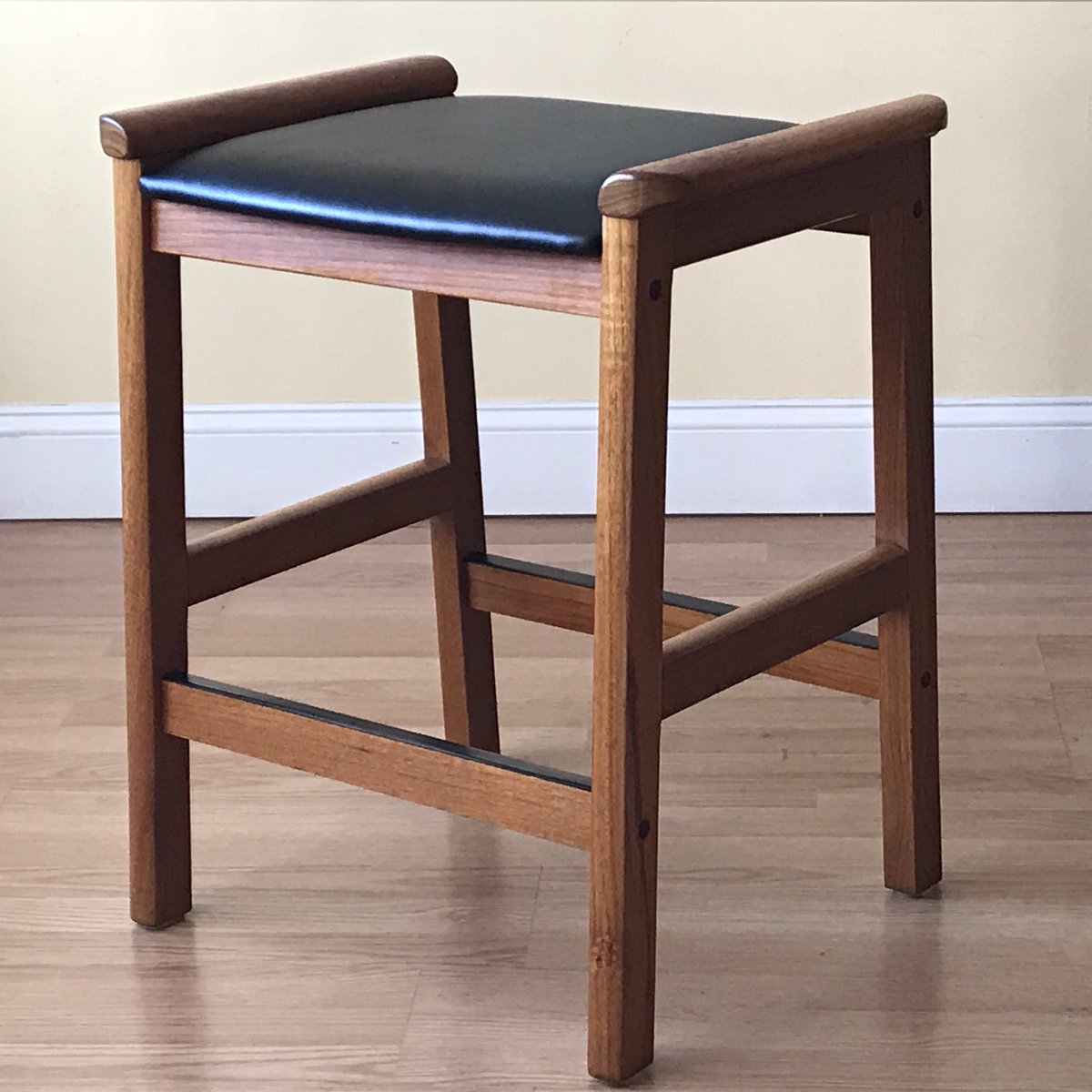 J.L. Moller Teak Dining side Chairs Armchairs and Barstool, set of five

#midcenturymodern #danishmidcentury #fineart #investment #jlmoller #barstool #danishdesign #vintage