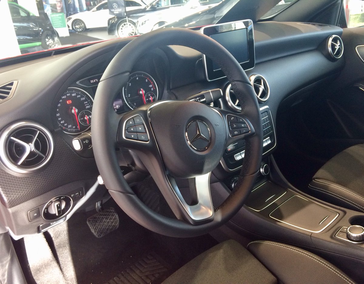 jgdufosse's tweet photo. Bonne résolution 2018 :
Pour 12,25€ par jour
- je démarre la cigarette🚬💀
- je démarre ma Mercedes class A 180D business class @ArvalSmartXP_FR 🚘😍

J’hésite ! J’hésite ! 🤔😉

Vous êtes professionnels ? Rdv en agence @BNPParibas ou sur https://t.co/N6wVREc9IE @mabanque_bnpp https://t.co/IpRYt5MmRA