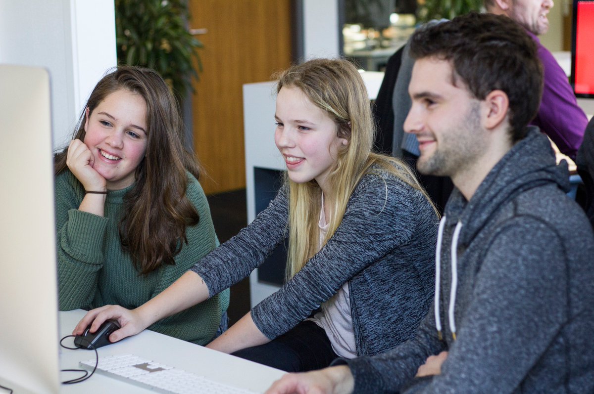 Jong talent bij ons op kantoor vandaag. 💪 Linn en Wendy van <a href="/CSWscholen/">CSW</a> kregen een kijkje achter de schermen! 📸 #snuffelstage #webdesign #onlinemarketing #fotografie