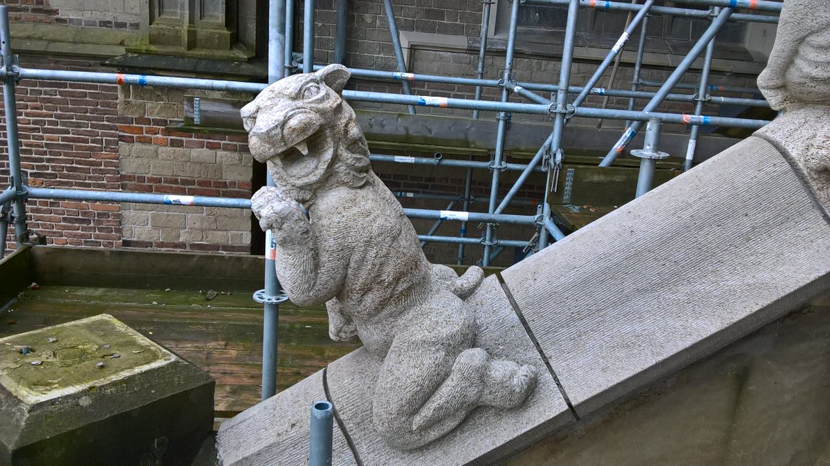 RothuizenAS's tweet image. Eerste luchtboog klaar!

Eerste luchtboog van de Eusebius te Arnhem is bezet met beelden. Prachtige Ark van Noach met dieren gehakt door Koen van Velzen.