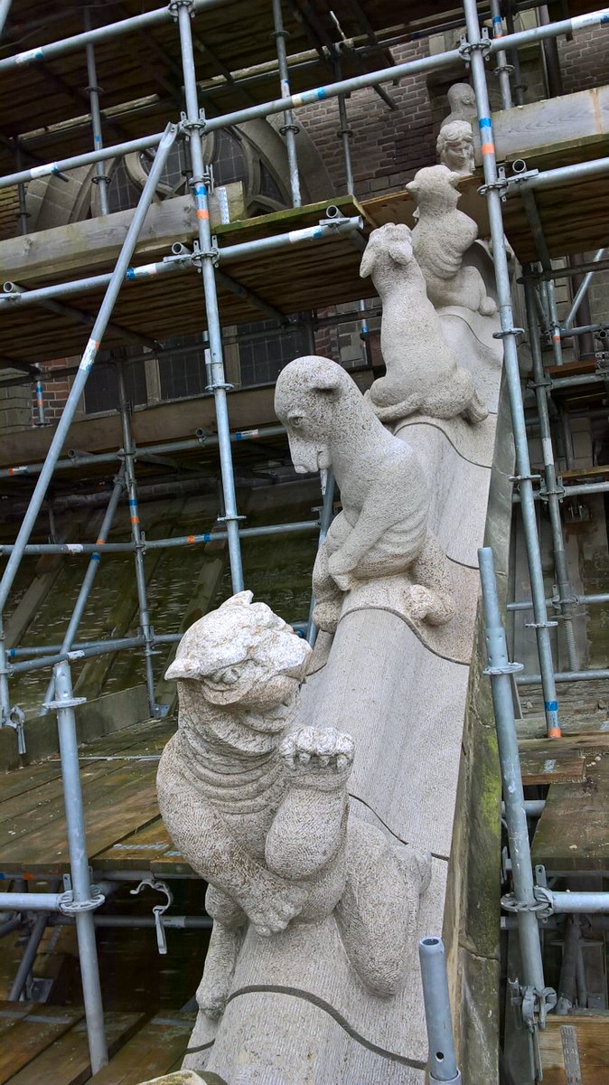 RothuizenAS's tweet image. Eerste luchtboog klaar!

Eerste luchtboog van de Eusebius te Arnhem is bezet met beelden. Prachtige Ark van Noach met dieren gehakt door Koen van Velzen.