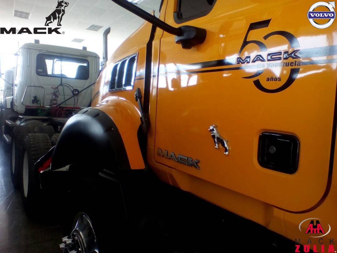 MackZulia's tweet photo. PURO COLIRIO #MACK feliz jueves #MackPanas 😎💪💪
.
Agarren sus llaves y nos vamos, porque en un #Mack Granite #Aniversario50 color amarillo nos vamos para donde sea!! 🚛🚛#MackVenezuela 🇻🇪🇻🇪 #ReyesDeLasCarreteras #PasiónMack #BellezaMack https://t.co/l3HfJ1LQ7L